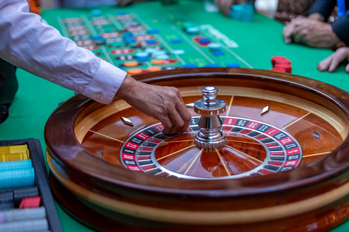Meja roulette dengan bandar langsung — ilustrasi kategori live casino Idcash88
