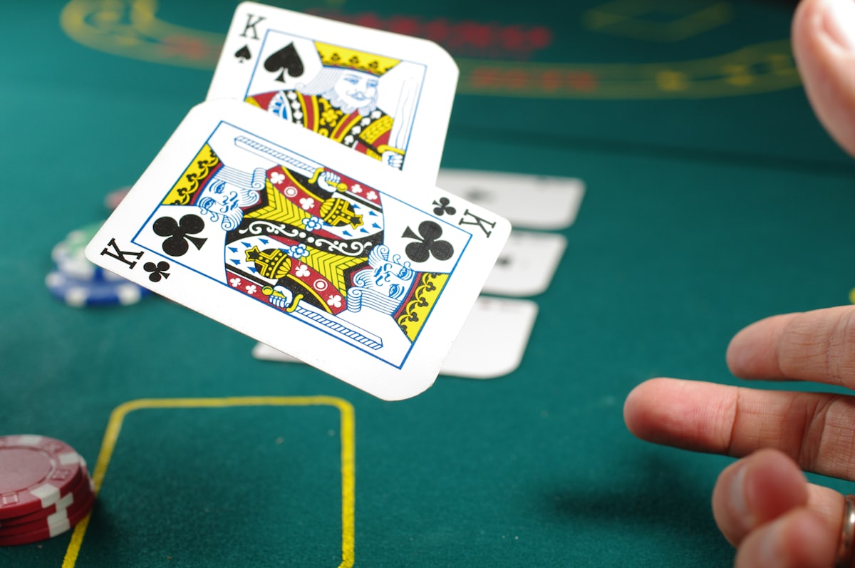 Kartu remi dan keping poker di atas meja felt hijau — ilustrasi kategori poker Idcash88