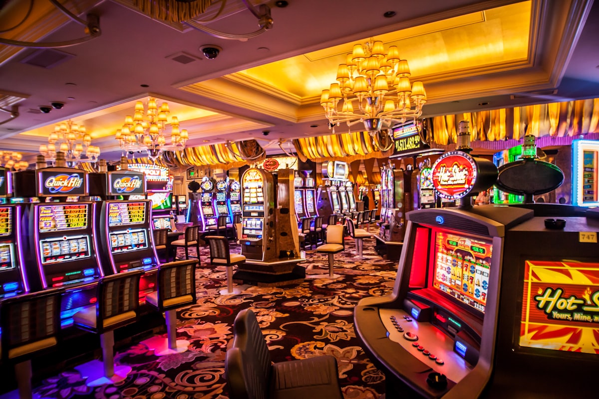 Layar mesin slot online dengan simbol buah — ilustrasi kategori slot Idcash88